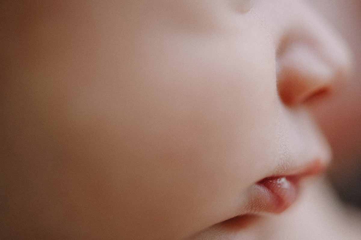 Kreativ nyfødt fotografering i eget studie hvor der er gode rammer for både forældre Kbh